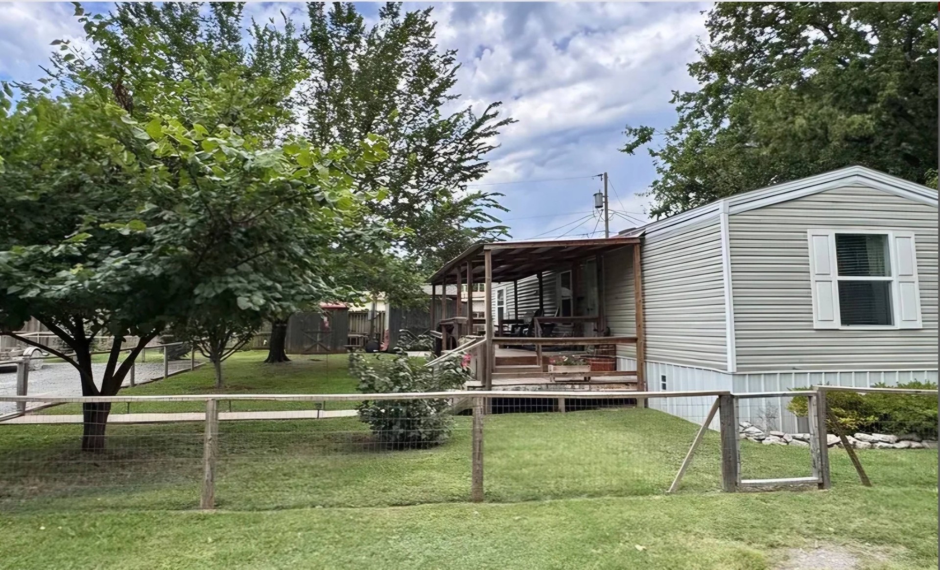 Shaded RV pad with picnic table